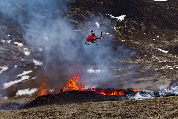 Tveir jafnfljótir hafa skilað tug þúsundum manna á gosstöðvarnar en fjöldi manna hefur farið þangað með þyrlu. Landeigendur vilja nú rukka fyrirtækin sem bjóða uppá þyrluferðir, um 20 þúsund krónur fyrir lendinguna að sögn lögmanns Norðurflugs.