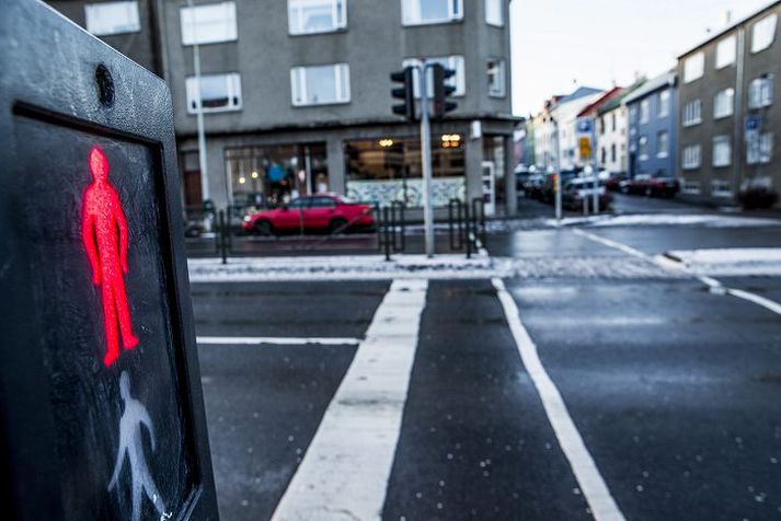 Græni kallinn logar sums staðar ekki nógu lengi til að fótgangandi nái yfir götuna áður en rauða ljósið byrjar að loga. 