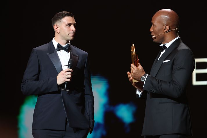 Emiliano Martínez og Didier Drogba á sviðinu í Theatre Du Chatelet í París í gær.