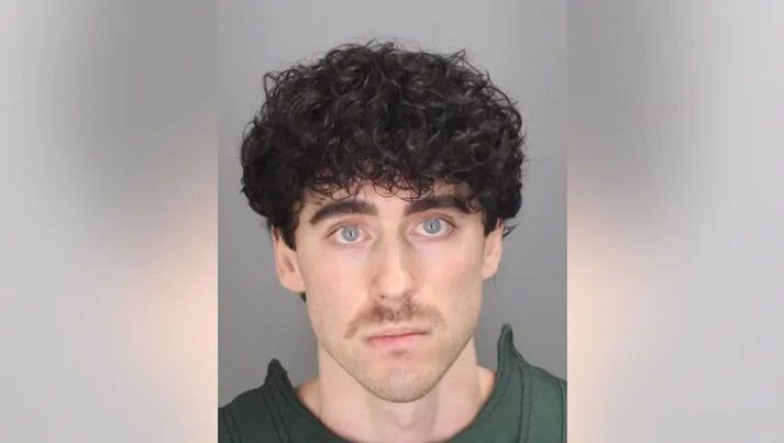 Matthew Frank Molinaro sést hér þegar hann var myndaður við handtöku sína.