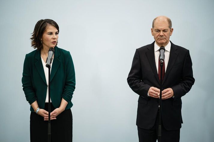 Annalena Baerbock er annar leiðtoga Græningja og var kanslaraefni flokksins í nýafstöðnum kosningum. Við hlið hennar er Olaf Scholz, kanslaraefni Jafnaðarmanna. Allt bendir til að Scholz muni taka við kanslaraembættinu af Angelu Merkel á næstu vikum.