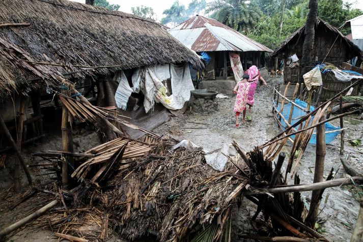 Átta manns létu lífið í Bangladess og þar af voru fimm sem urðu undir trjám sem féllu.