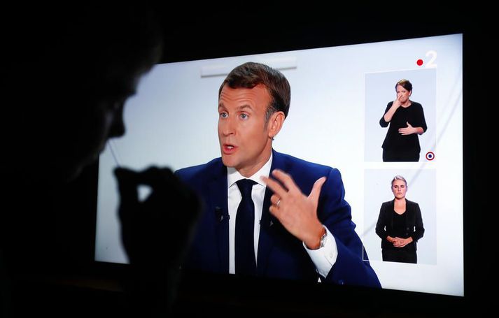 Macron kynnti útgöngubannið í sjónvarpsávarpi í dag. Það tekur gildi á laugardag og varir í að minnsta kosti tvær vikur.