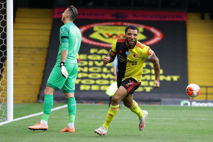 Troy Deeney skoraði bæði mörk Watford í öflugum sigri í dag.