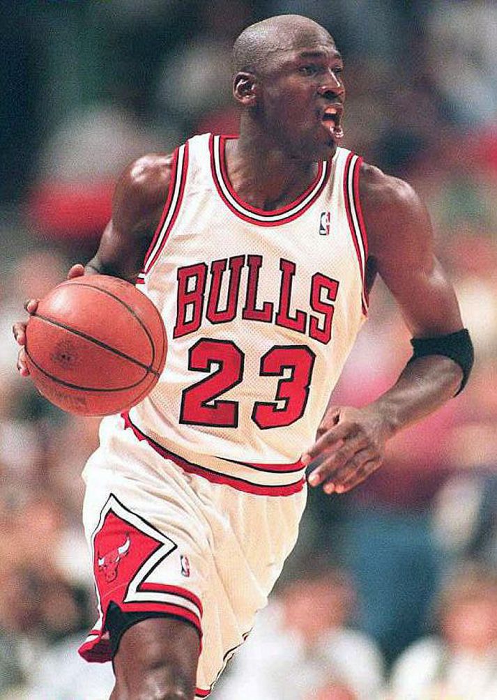 Michael Jordan bað kærustu sinnar til þriggja ára, Yvette Prieto, milli jóla og nýárs.