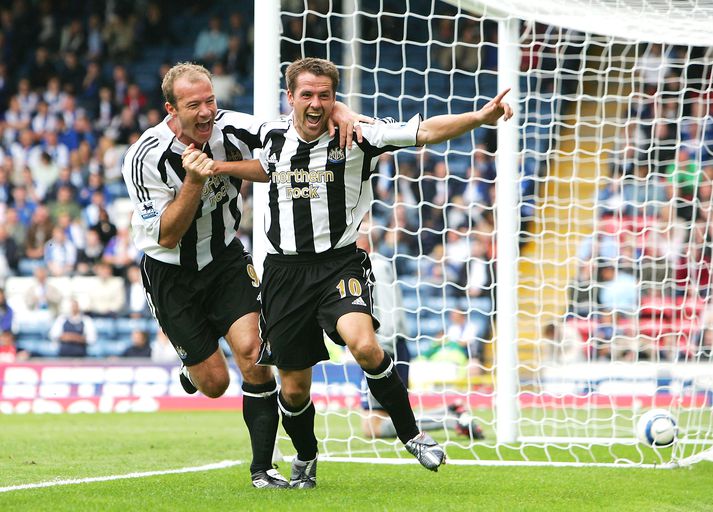 Shearer og Owen fagna marki með Newcastle United.