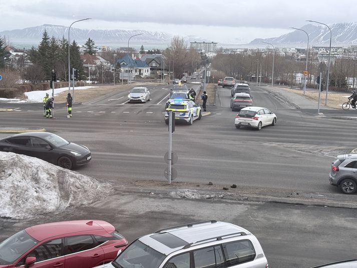 Lögregla var að störfum á mótum Suðurlandsbrautar og Reykjavegi skömmu fyrir níu í morgun. 