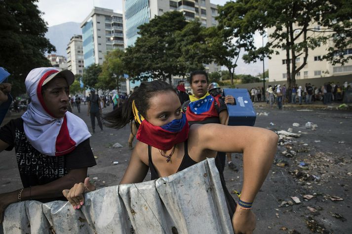 Mikill meirihluti hermanna hefur staðið við bakið á Maduro, þó þúsundir íbúa hafi mótmælt forsetanum.