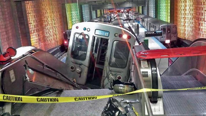 Lestin rann af teinunum og skall á brautarpallinum á O'Hare flugvelli í Chicago