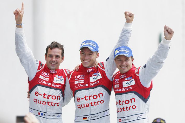 Marcel Fassler, Andre Lotterer og Benoit Treluyer fagna sigri í Le Mans.