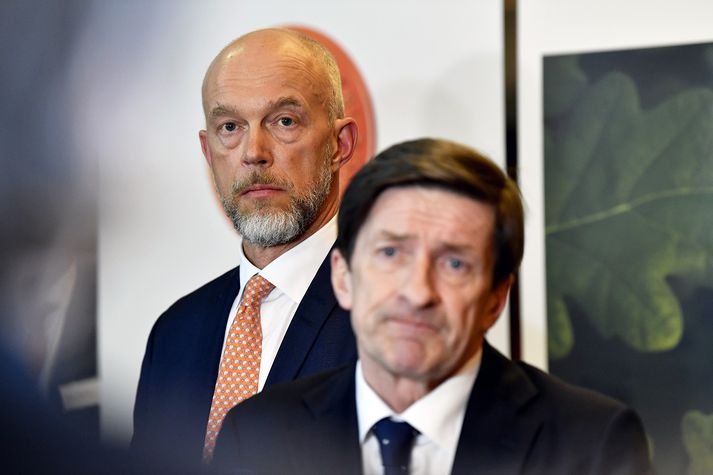 Karlson, starfandi forstjóri Swedbank, (t.v.) og Idermark, fráfarandi stjórnarformaður, (t.h.) á ársfundi bankans í síðustu viku.