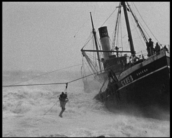 kvikmyndir Óskar Gíslason kvikmyndagerðarmaður vann afrek er hann festi strand og björgun á filmu 1949.