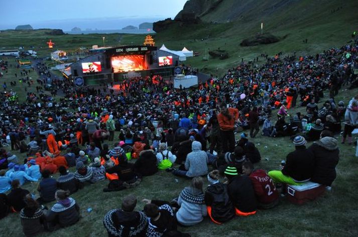 Frá Þjóðhátíð, en hún hófst formlega í gærkvöldi með Húkkaraballinu. Menn gera ráð fyrir 12 til 13 þúsund manns á Þjóðhátíð.