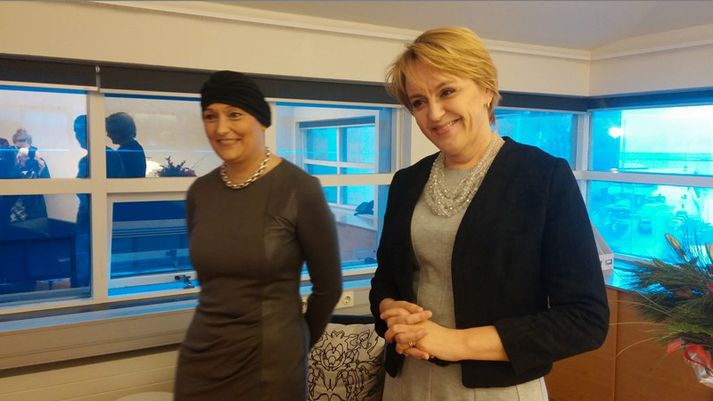 Ólöf Nordal og Hanna Birna Kristjánsdóttir við lyklaskiptin í dag.