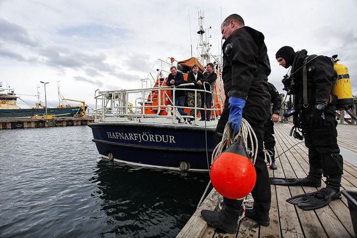 Kafarar frá sérsveit lögreglunnar hafa leitað morðvopnsins í smábátahöfn Hafnafjarðar síðan morðinginn játaði glæpinn. fréttablaðið/arnþór