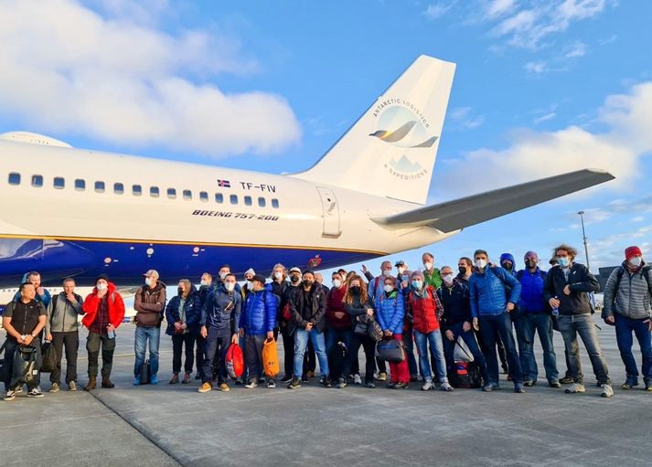 30 evrópskir starfsmenn á vegum ALE lögðu upp í lagnferðina frá Keflavíkurflugvelli á dögunum. Stél þotunnar var merkt sérstaklega fyrir leiðangurinn.