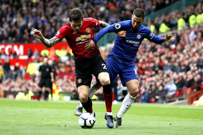 Victor Lindelof og Eden Hazard berjast um boltann í leiknum í gær.