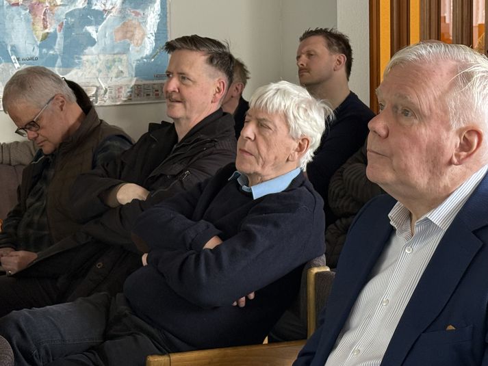 Hannes Hólmsteinn Gissurarson, prófessor í stjórnmálafræði, (t.h.) Ragnar Árnason, heiðursprófessor í hagfræði, (f.m.) og Halldór Þorgeirsson, formaður Loftslagsráðs, (t.v.) voru á meðal þeirra sem sóttu fyrirlestur um kolefnishlutleysi á vegum Hagfræðistofnunar í dag.