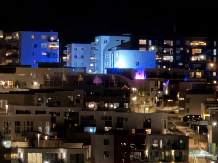 Lögregluljós lýstu up Friggjarbrunn í kvöld.