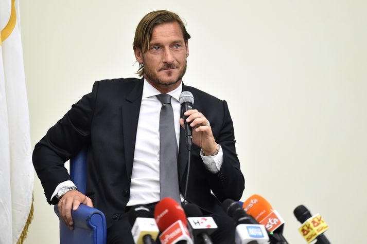 Totti á blaðamannafundinum í gær þar sem hann tilkynnti um brotthvarf sitt frá Roma.