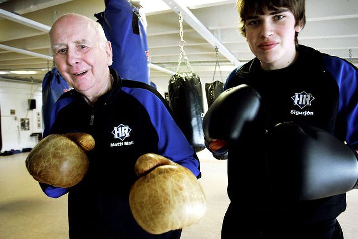 Matthías og Sigurjón eru flottir saman í fullum skrúða. Matthías ber hanska, ekki ósvipuðum þeim sem hann notaði á sínum fyrstu árum í boxíþróttinni. Sigurjón er með öllu nýtískulegri útbúnað.fréttablaðið/heiða