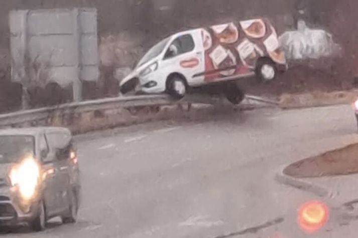 Þessi sendiferðabíll lenti í ógöngum í Bakkahverfi Breiðholts í morgun.