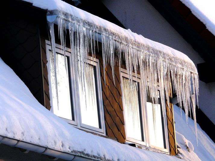 Grýlukerti og snjóhengjur á húsum geta skapað mikla slysahættu.