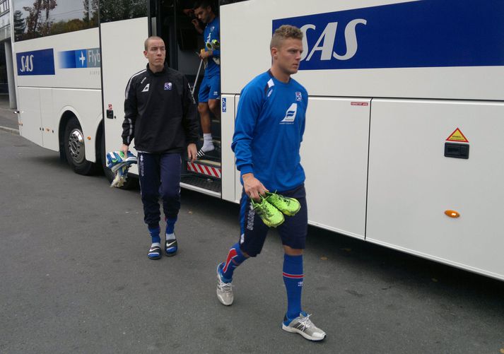 Ragnar Sigurðsson og Hannes Þór Halldórsson voru einbeittir þegar þeir stigu út úr rútunni við Ullevaal í morgun.