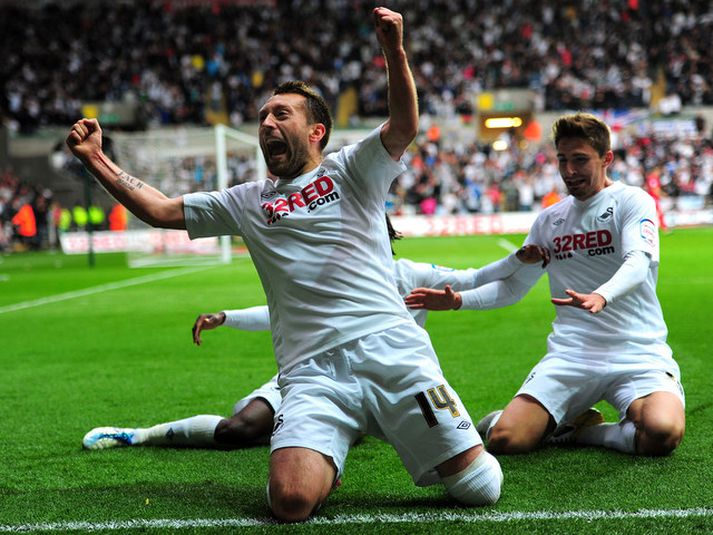 Stephen Dobbie fagnar marki sínu.