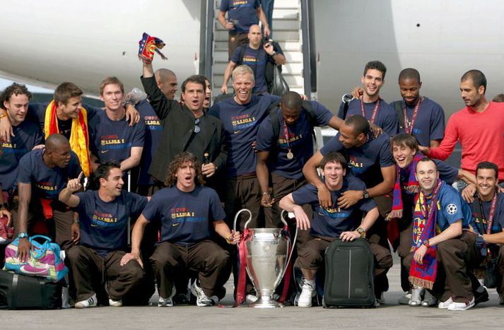 Eiður Smári Guðjohnsen fagnar  með Pep Guardiola, Lionel Messi og öllum hinum hjá Barcelona eftir að liðið lenti í Barcelona eftir flugið heim frá Róm í maí 2009.