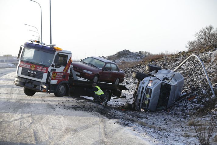 Þessir bílar fóru útaf á Reykjanesbrautinni í dag.