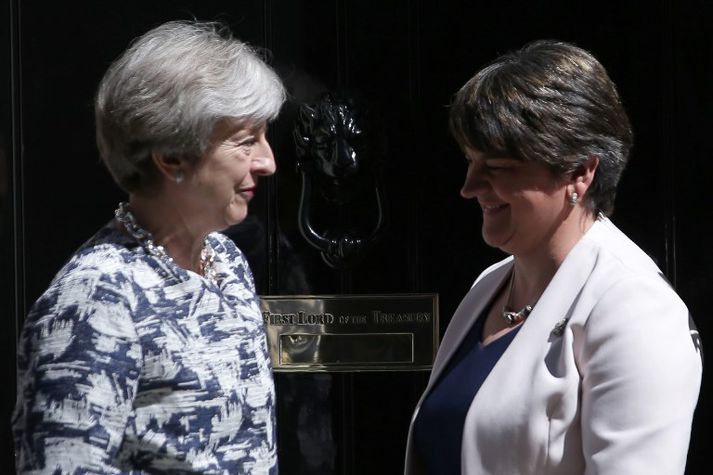 Theresa May, formaður Íhaldsflokksins, og Arlene Foster, formaður DUP, fyrir utan Downing-stræti 10 í morgun.