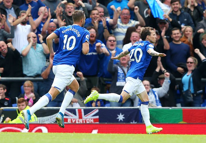 Gylfi og Bernard fagna sigurmarki Everton.