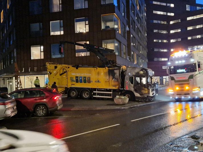 Ruslabíllinn er mikið skemmdur eftir eldinn.