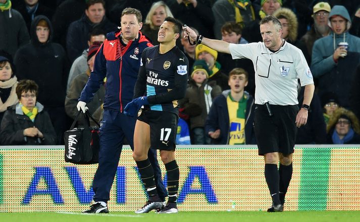 Alexis Sanchez fer hér sárþjáður af velli í gær.