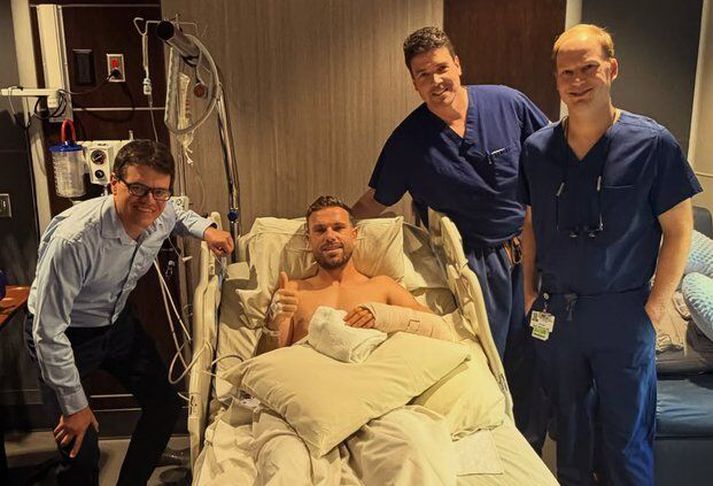 Jordan Henderson var þakklátur læknunum Dr. Kenneth P. Unruh, Dr. Mark J. Winston og Dr. Kirk McCullough.