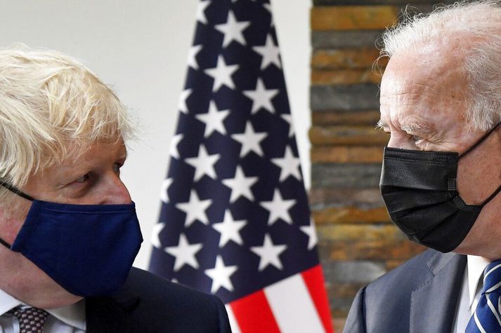 Boris Johnson, forsætisráðherra Bretlands, (t.v.) og Joe Biden Bandaríkjaforseti (t.h.) hafa samtals lofað fleiri en 600 milljónum skammta af bóluefni til snauðari þjóða.