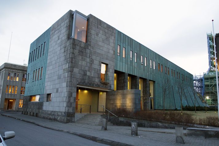 Hæstiréttur hefur nú tvívegis staðfest úrskurði héraðsdóms um að konan skuli sæta farbanni.