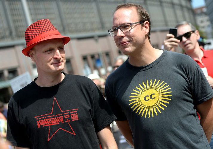 Markus Beckedahl og Andre Meister, tveir af helstu forsprökkum fréttavefsins Netzpolitik.org, á mótmælafundi í Berlín um helgina.