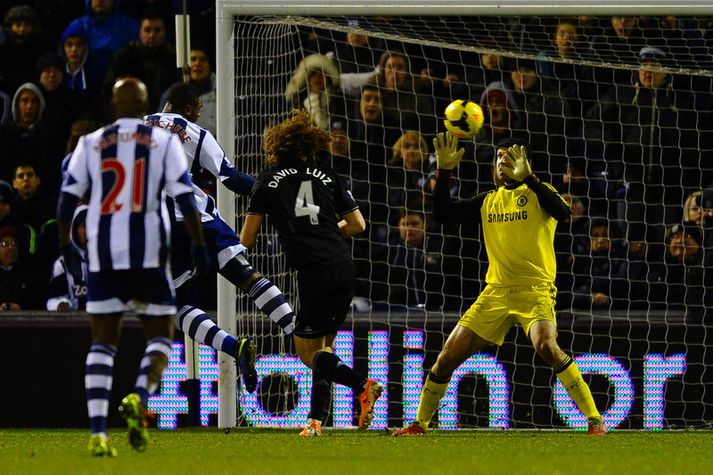 Victor Anichebe skorar hér jöfnunarmarkið framhjá Petr Cech.