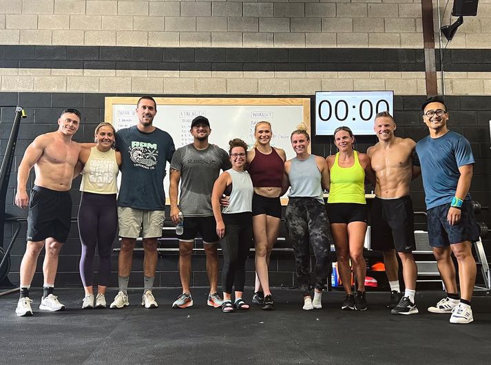 Björgvin Karl Guðmundsson, Anníe Mist Þórisdóttir og Frederik Ægidius í hópi fastagesta CrossFit Time Warp.