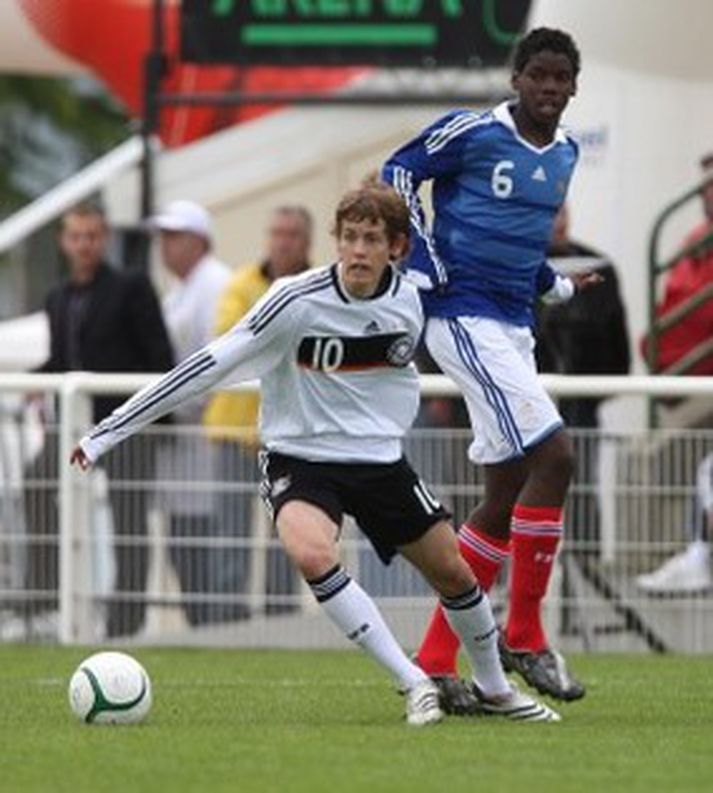Paul Pogba (til hægri) í leik með U-16 ára landsliði Frakklands.