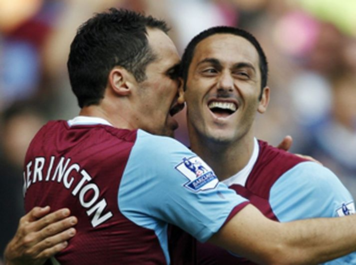 Etherington knúsar hér félaga sinn Di Michele hjá West Ham