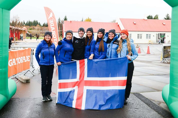 Þorleifur með fjölskyldu sinni og stuðningsliði fyrir upphaf hlaupsins í dag