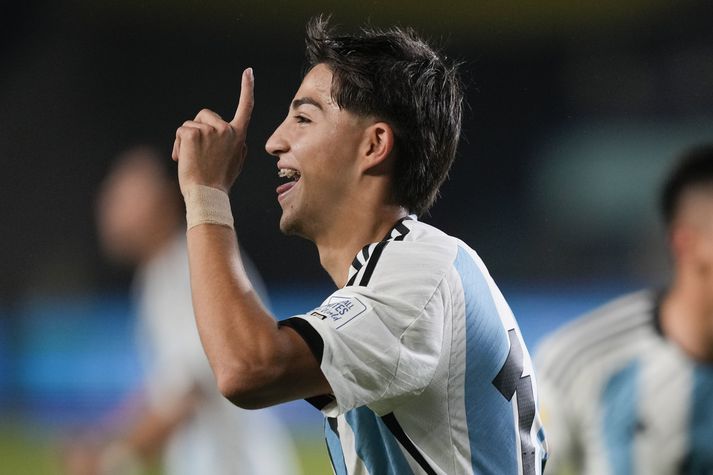 Valentino Acuna fagnar marki sínu fyrir sautján ára landslið Argentínu í gær.