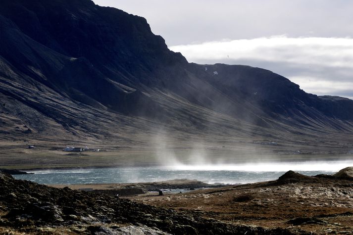 Að sögn lögreglunnar á Akranesi er veðrið á Kjalarnesi leiðinlegt og tekur vel í bíla í vindhviðum.