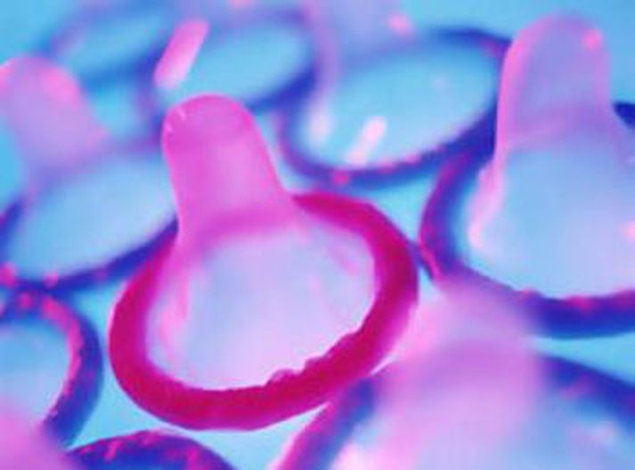 Umskurður er vitaskuld ekki gulltrygg leið til að forðast HIV-smit, smokkar eru langbesta vörnin, - á eftir skírlífi.