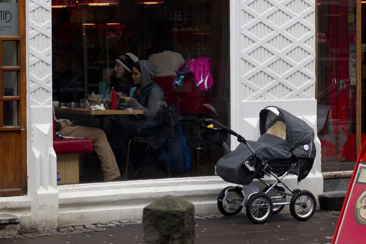 Lagt er til að fæðingarorlof lengist í 12 mánuði.