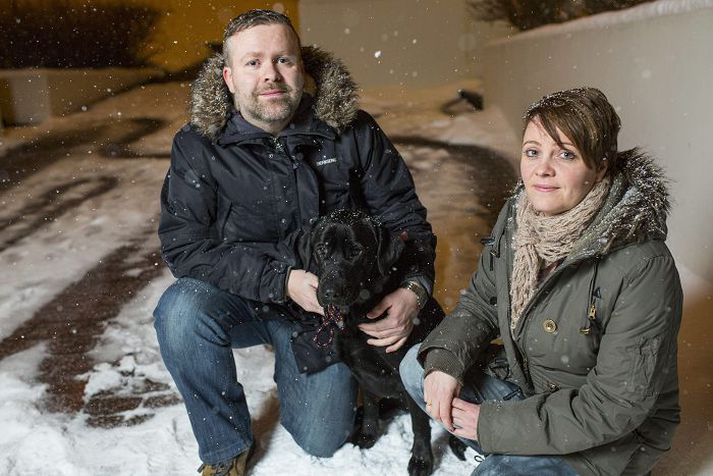Hjónin Geir Gígja og Jónína Einarsdóttir með fjölskylduhundinn Ronju. Hugmyndin að vefsíðunni bestivinur.is vaknaði á ferðalagi með hundinn síðastliðið sumar.