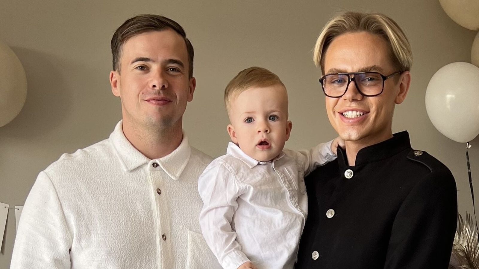 Doggy uslubidagi gozal yalangoch qizlarning fotosuratlari